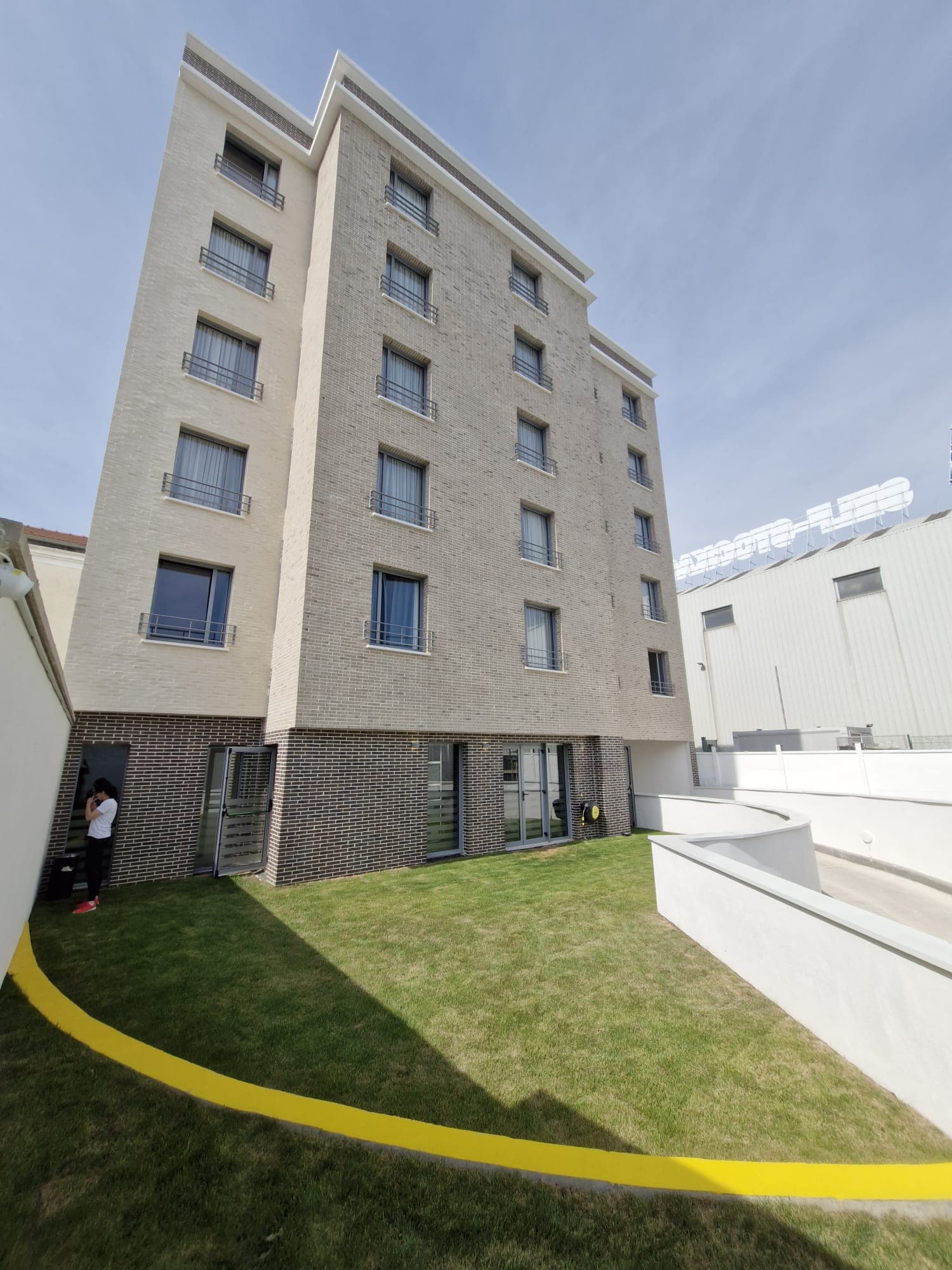 Rampe d'accès en béton pour parking d'hôtel — vue 1