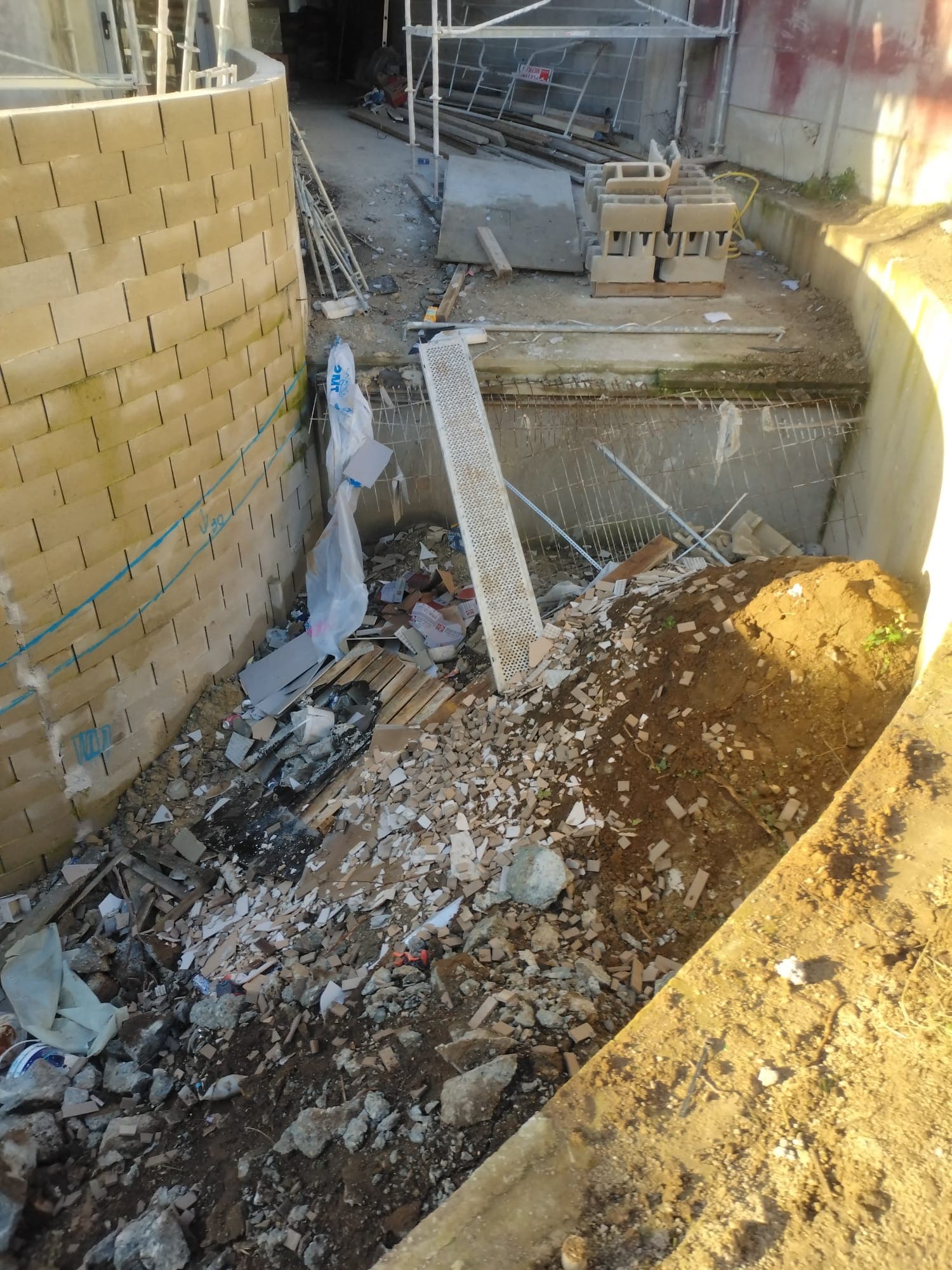Rampe d'accès en béton pour parking d'hôtel — vue 4